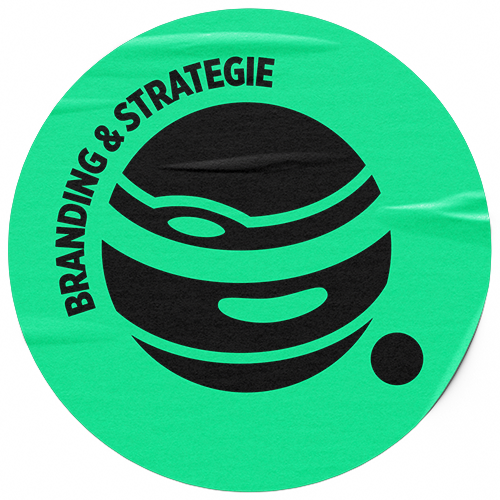 Grüner Sticker auf dem ein Planet mit Mond zu sehen ist und die Worte Branding & Strategie