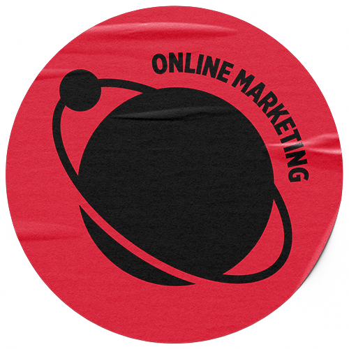 Roter Sticker auf dem ein Planet mit Mond und Umlaufbahn zu sehen ist und die Worte Online Marketing