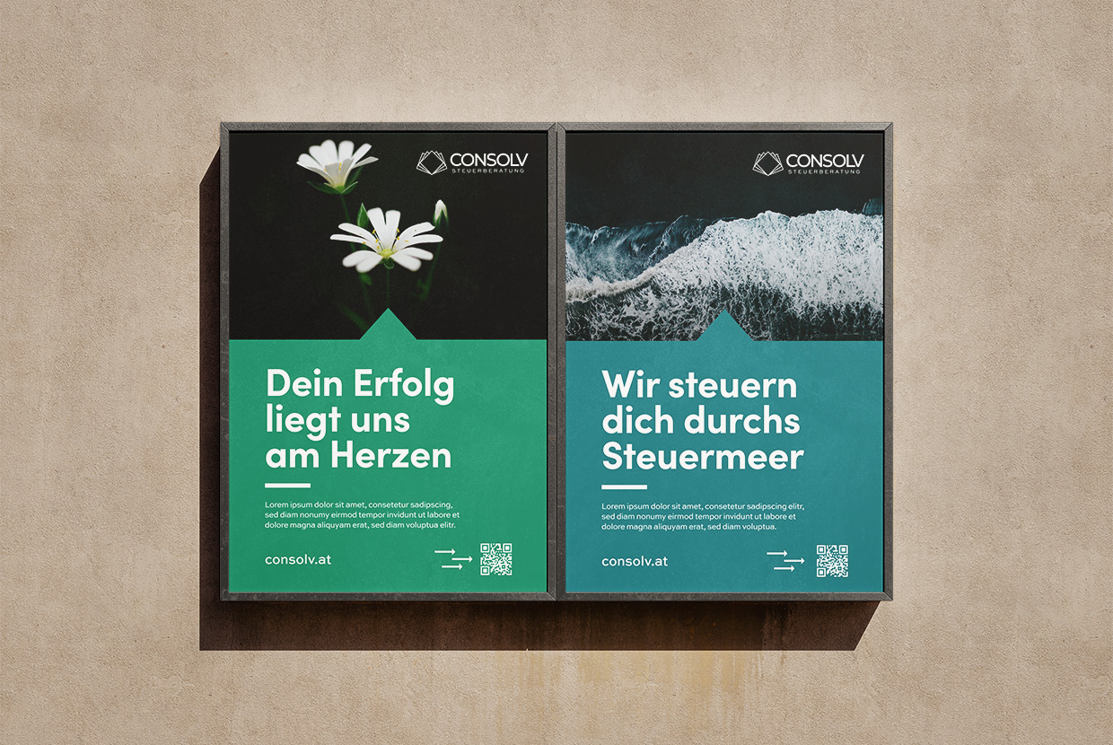 Zwei Consolv Plakate - ein grünes mit einer Blume und einem Claim und ein blaues mit Meer und einem Claim