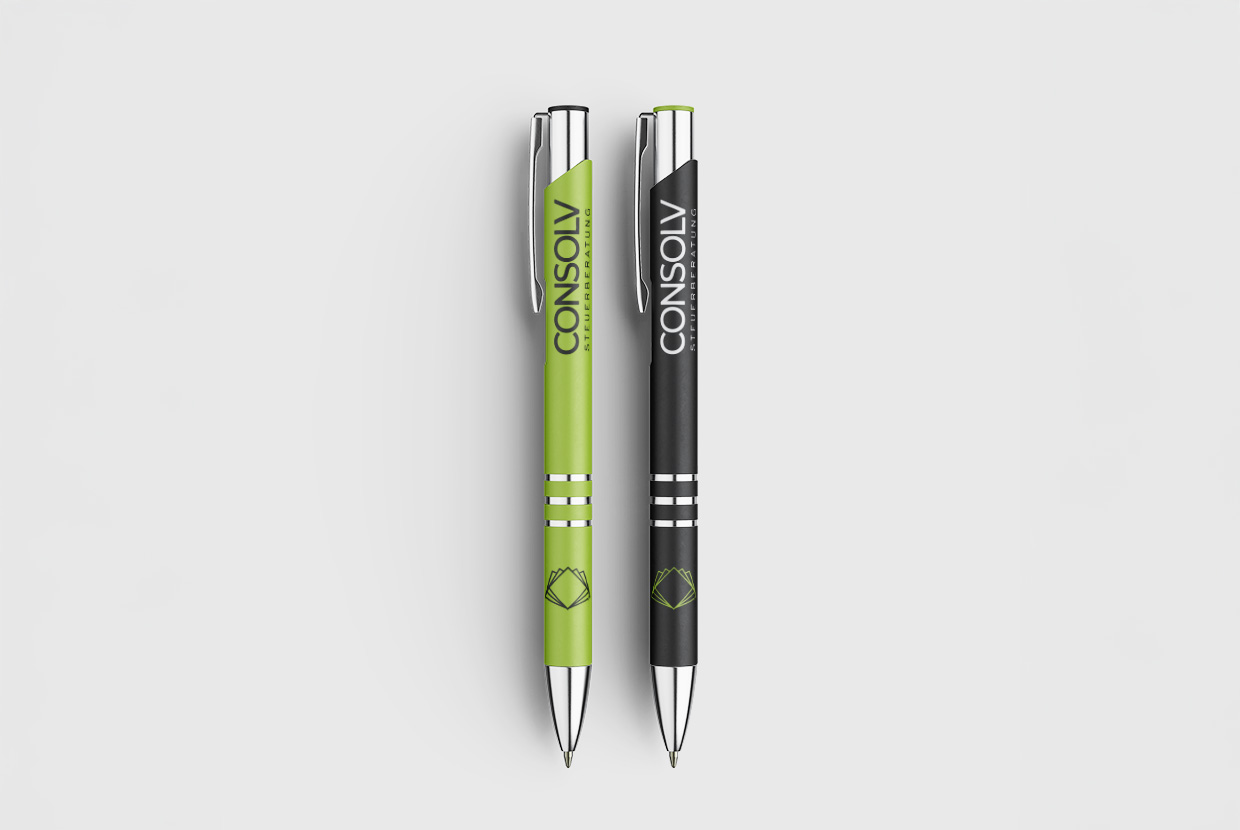 Zwei Consolv-Kugelschreiber - einer in Schwarz mit grünem Logo und einer in Grün mit schwarzem Logo