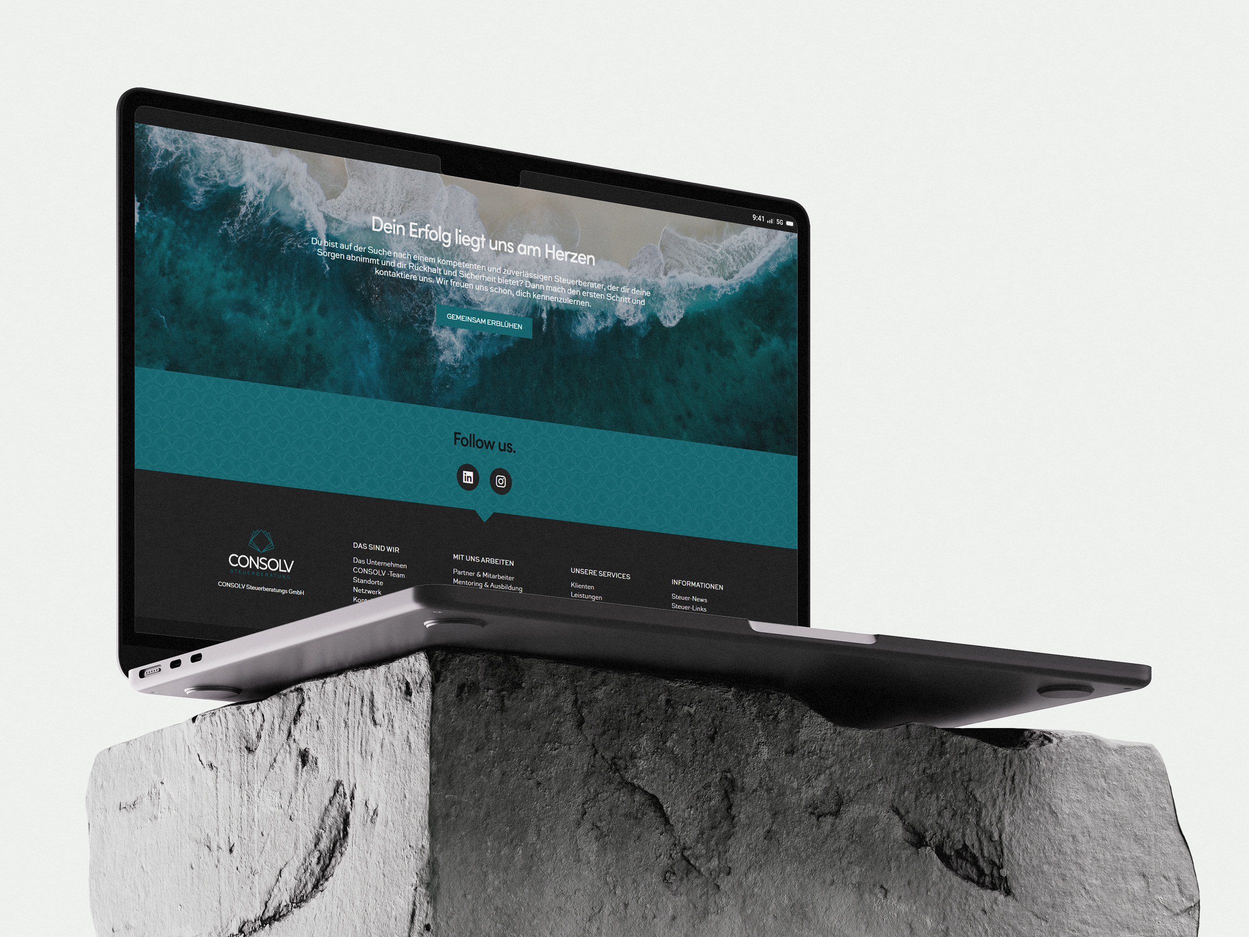 Ein aufgeklappter Laptop, der die Website der Marke Consolv zeigt, auf der man den Footer im Klientenbereich sieht
