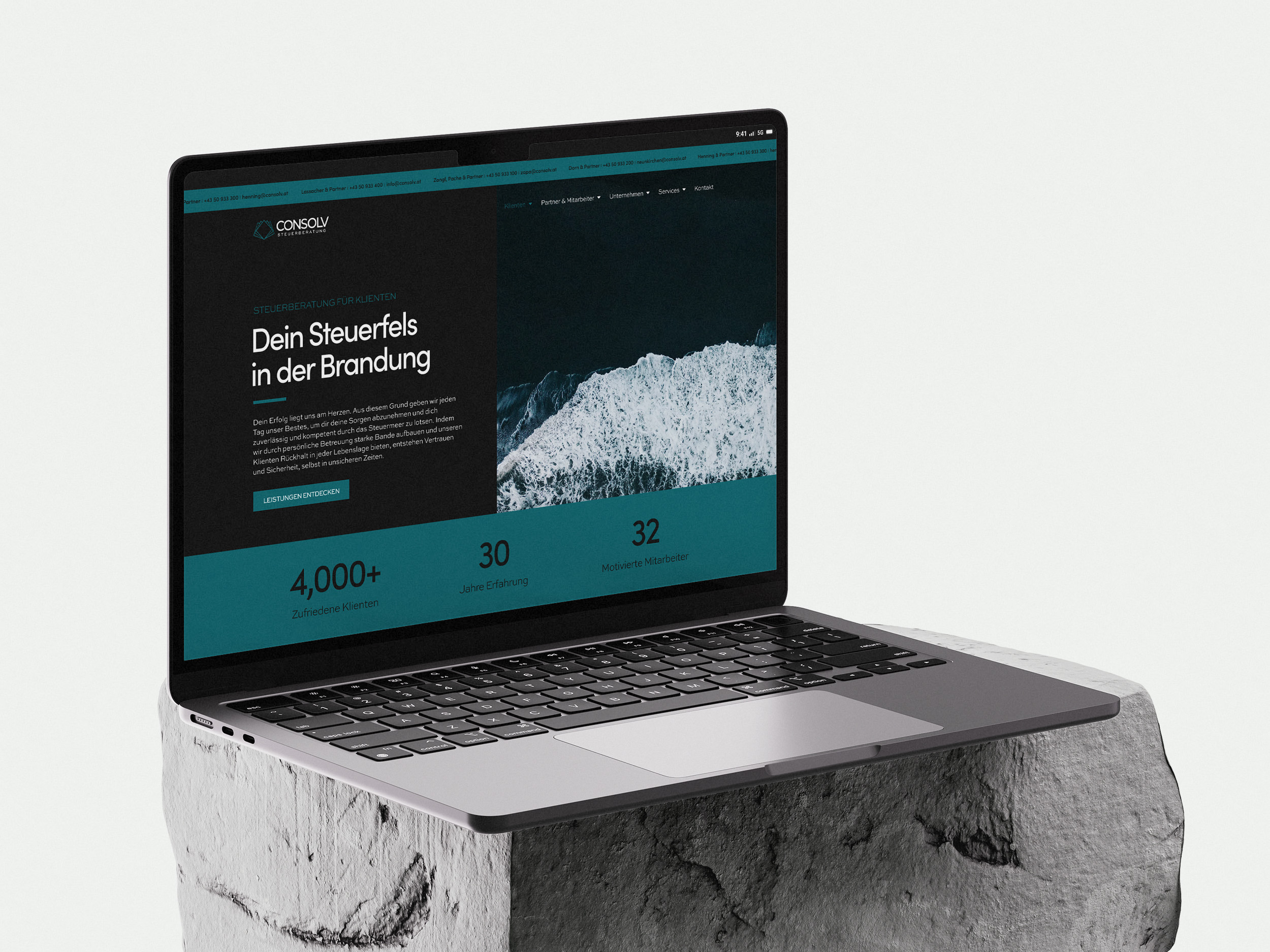 Ein aufgeklappter Laptop, der die Website der Marke Consolv zeigt, auf der man die Unterseite für Klienten sieht