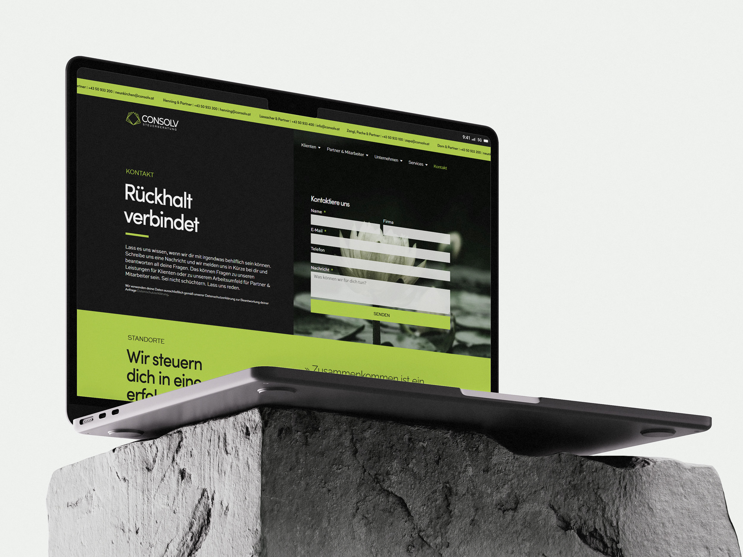 Ein aufgeklappter Laptop, der die Website der Marke Consolv zeigt, auf der man die Kontaktseite sieht