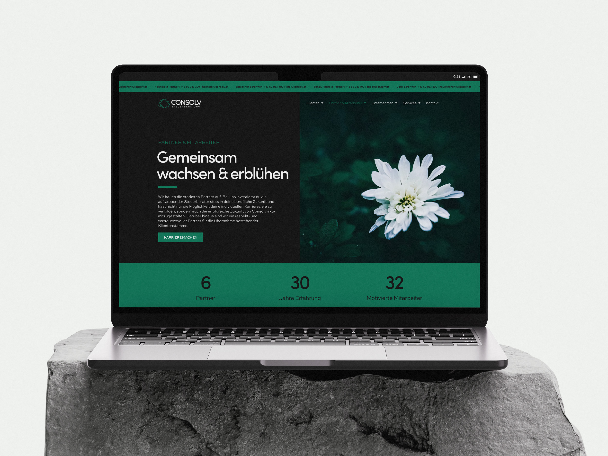 Ein aufgeklappter Laptop, der die Website der Marke Consolv zeigt, auf der man die Unterseite für Mitarbeiter und Partner sieht