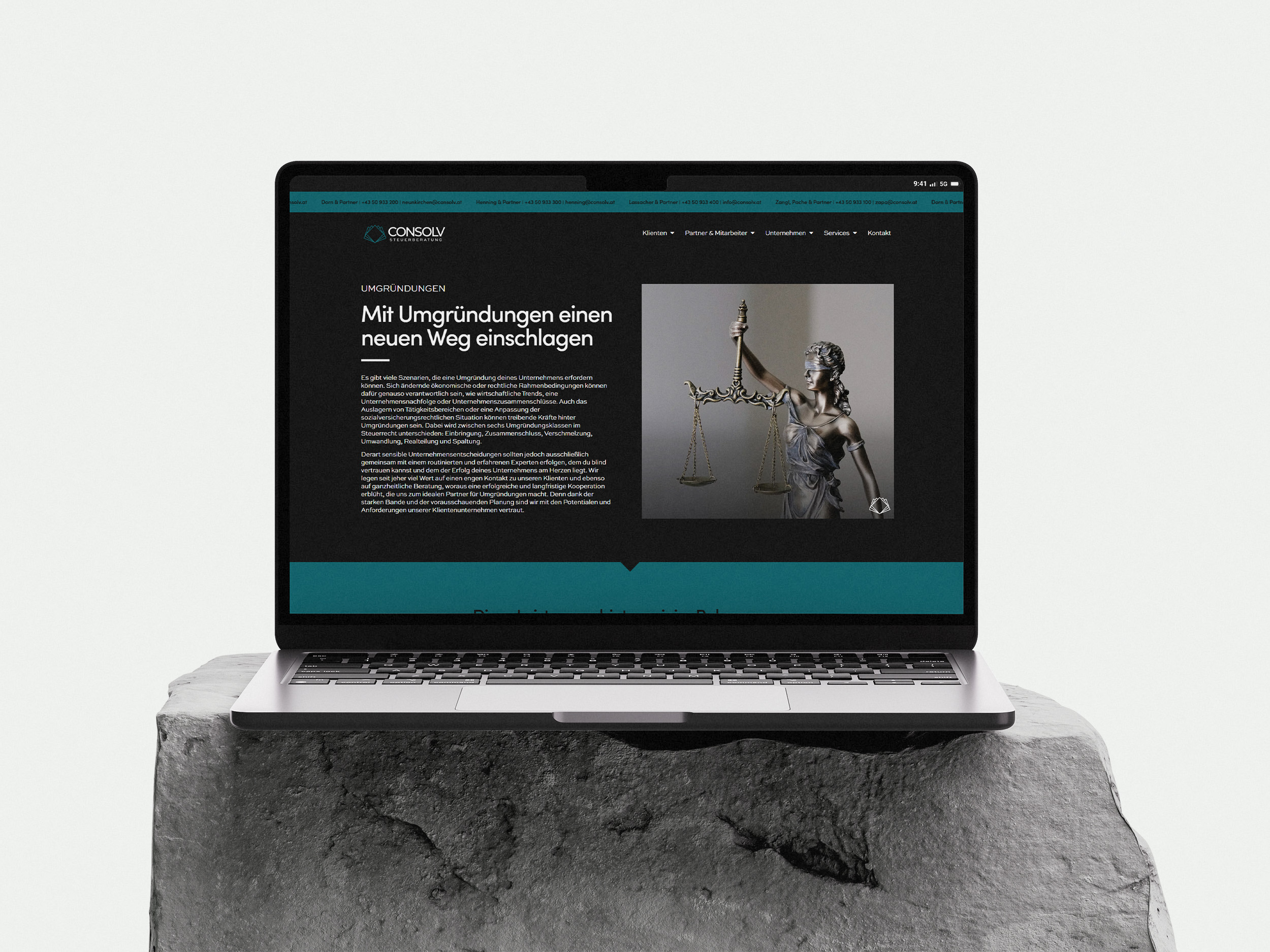 Ein aufgeklappter Laptop, der die Website der Marke Consolv zeigt, auf der man die Unterseite für Umgründungen sieht