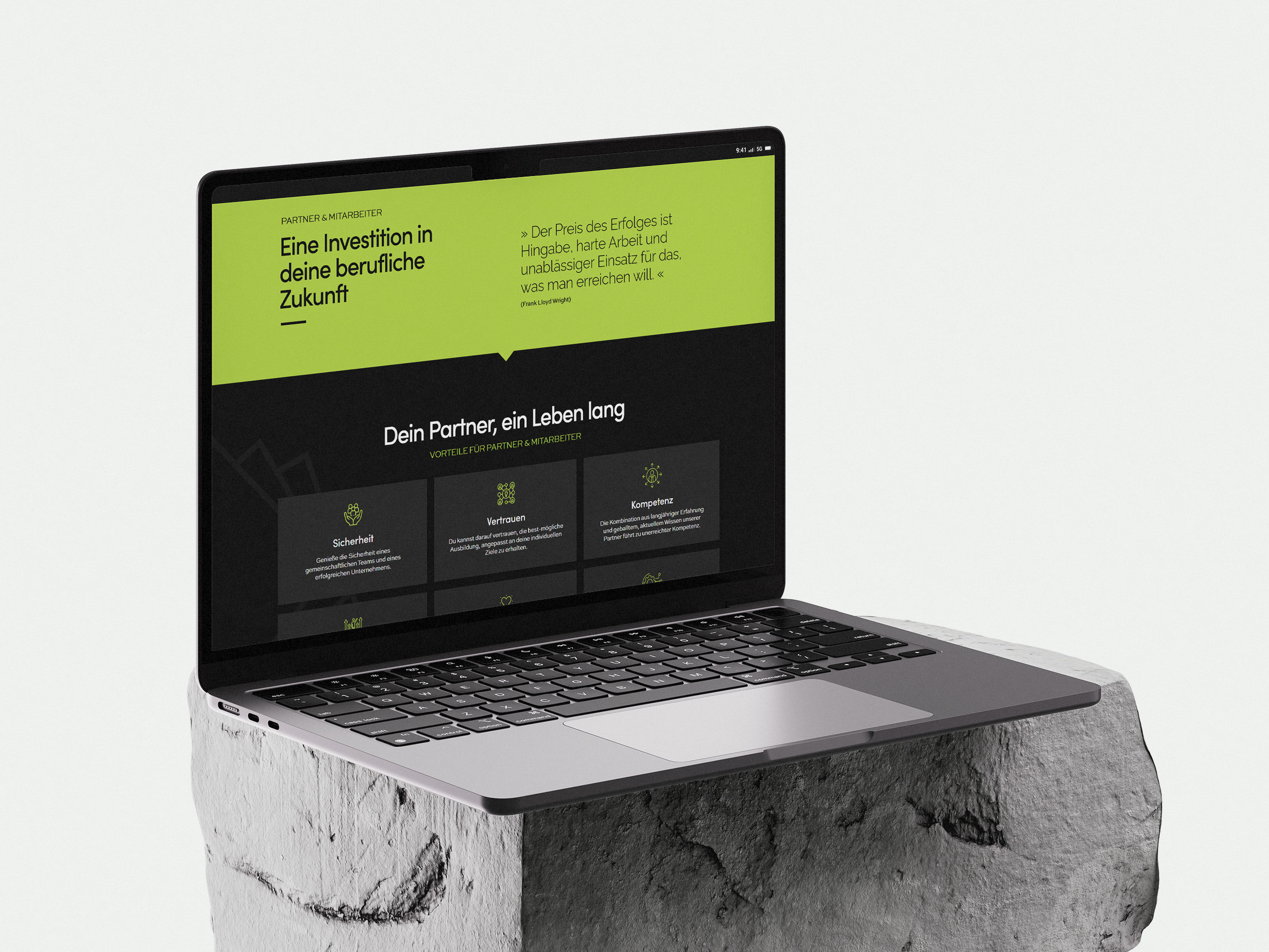 Ein aufgeklappter Laptop, der die Website der Marke Consolv zeigt, auf der man einen Teil der Startseite sieht