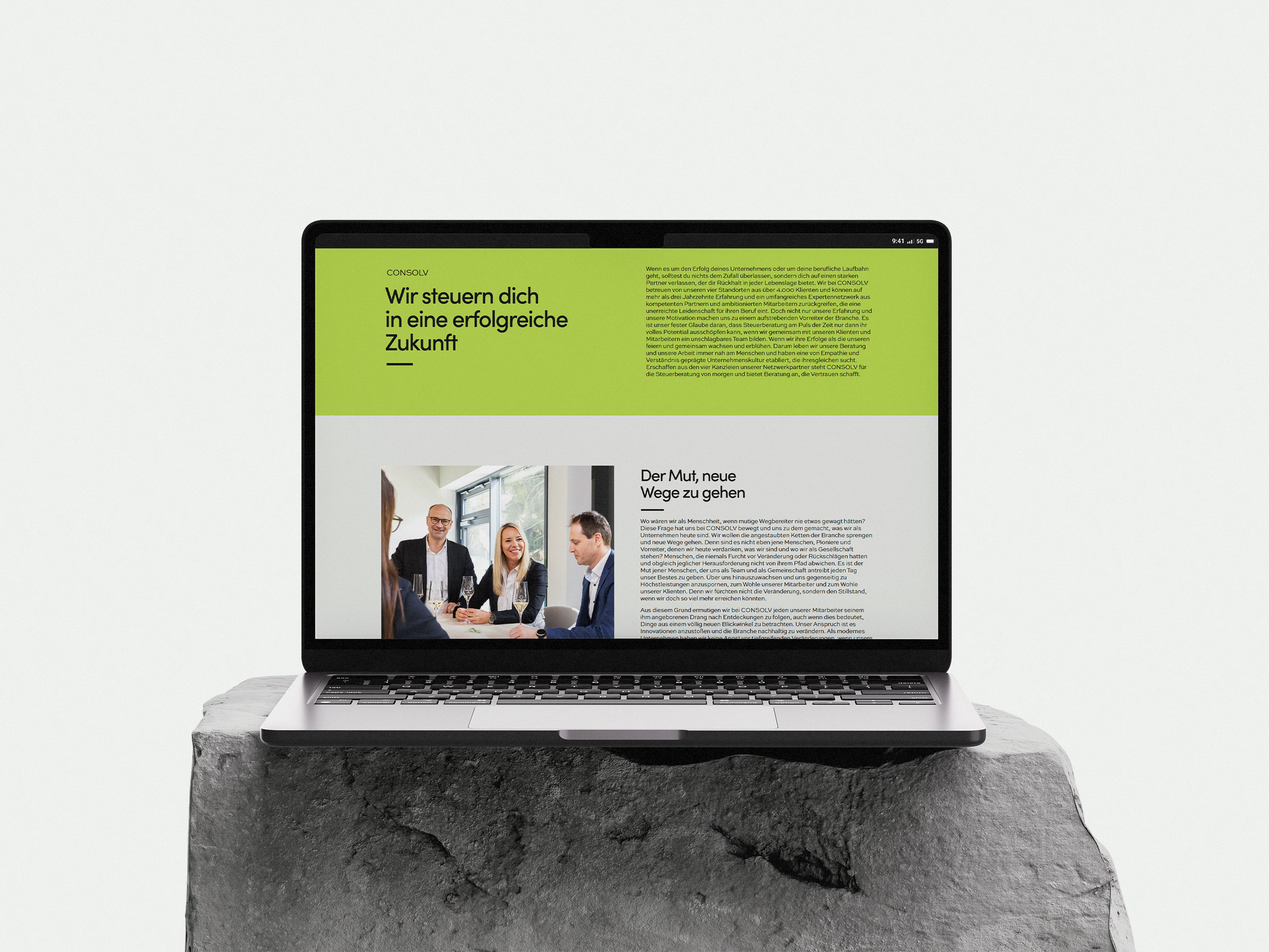 Ein aufgeklappter Laptop, der die Website der Marke Consolv zeigt, auf der man die Unterseite für den Über Uns-Bereich sieht
