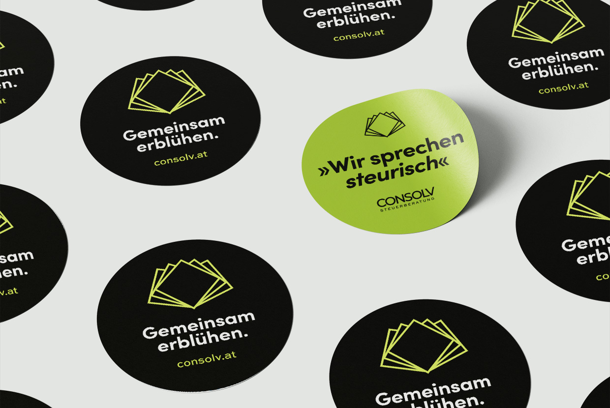 Consolv-Sticker in Schwarz und Grün mit unterschiedlichen Claims
