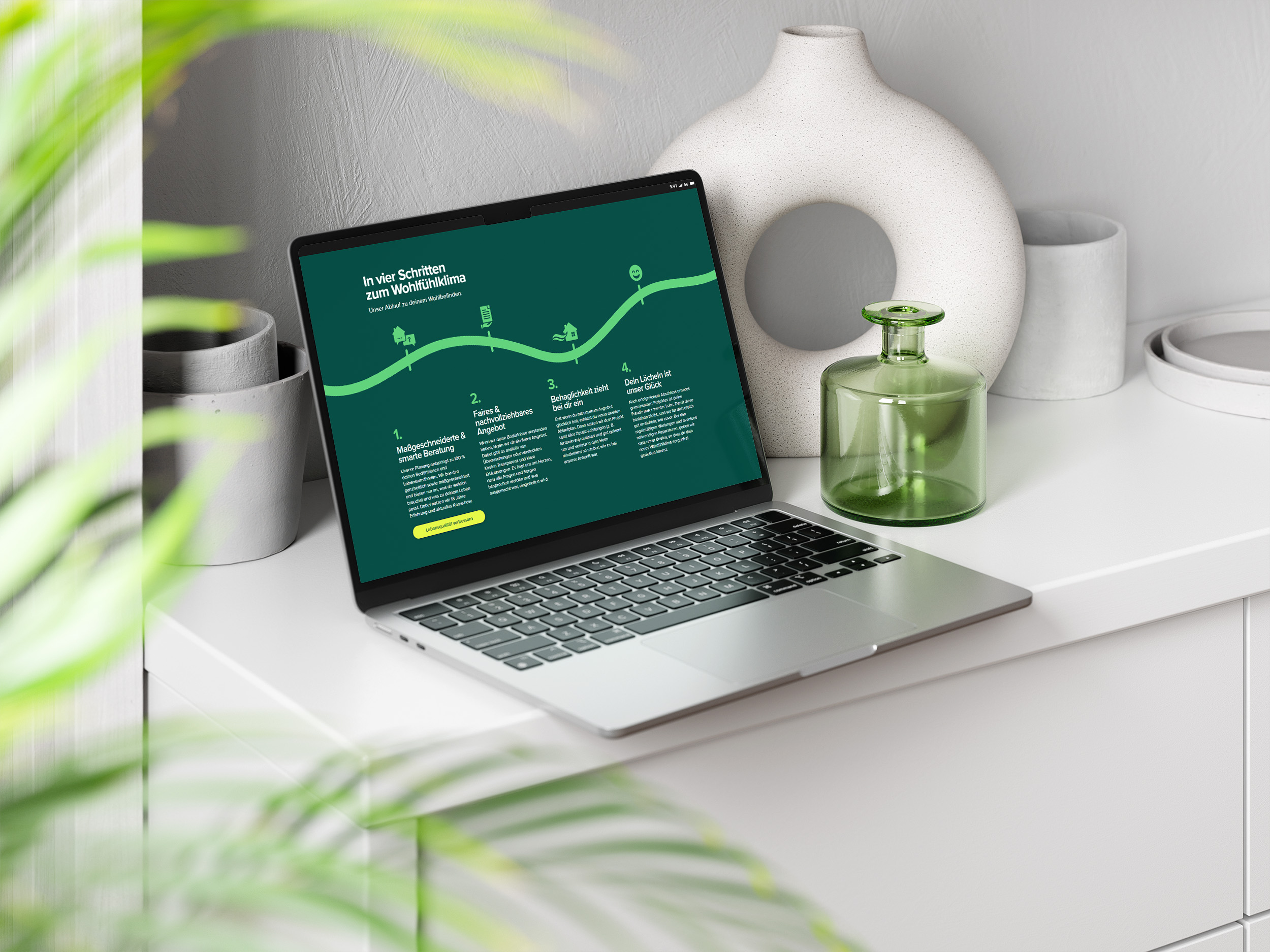 Ein aufgeklappter Laptop, der die Website der Marke Vestair zeigt, auf der man die vier Schritte zum Wohlfühlklima erklärt bekommt