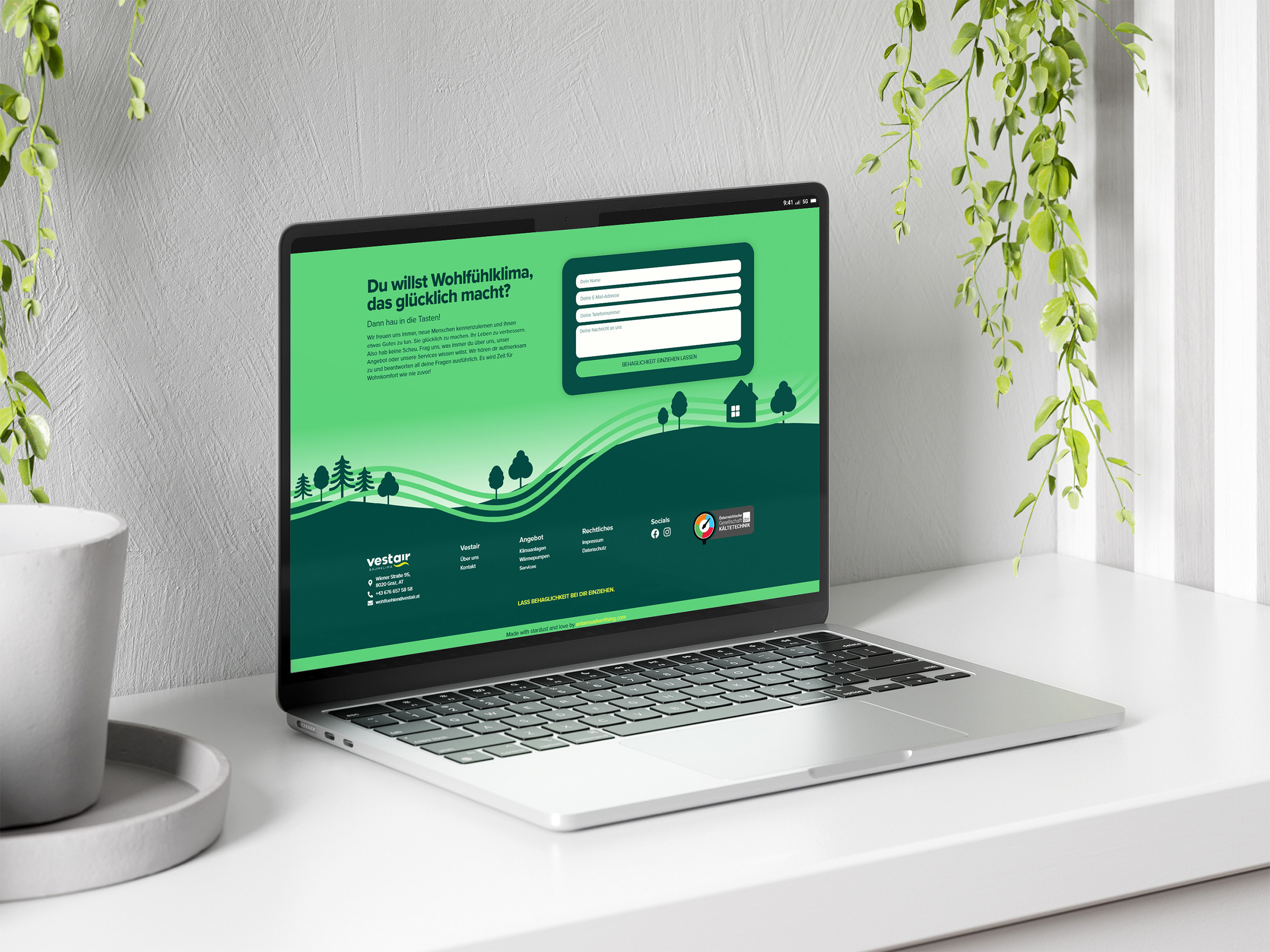 Ein aufgeklappter Laptop, der die Website der Marke Vestair zeigt, auf der man das Kontaktformular sieht mit schönen Illustrationen