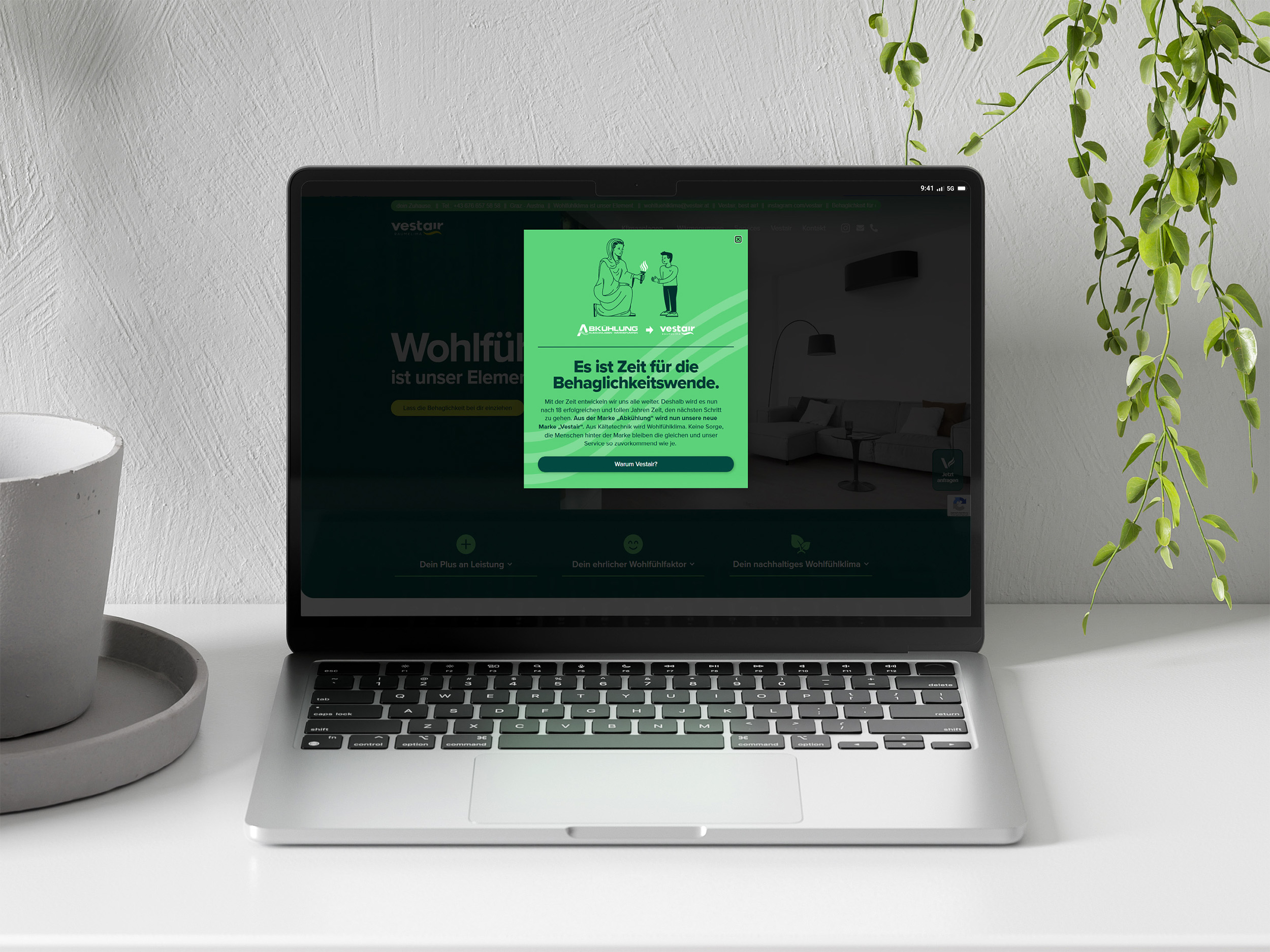 Ein aufgeklappter Laptop, der die Website der Marke Vestair zeigt, auf der man ein Pop sieht mit einer Illustration und Text