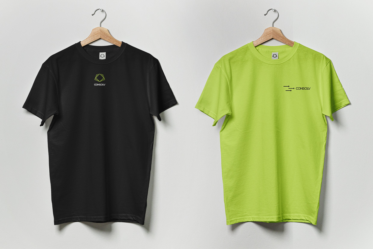 Zwei Consolv T-Shirts mit Brandsymbolen - einmal in Grün, einmal im Schwarz
