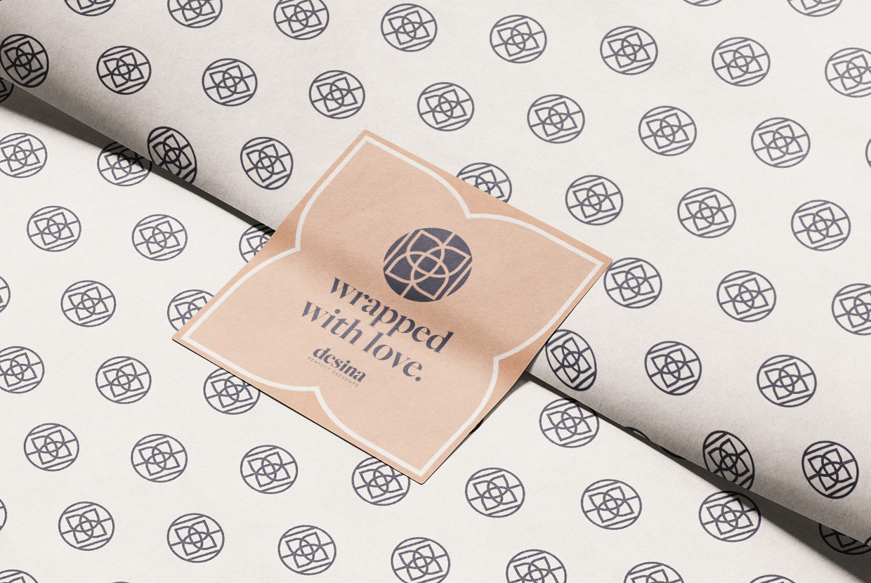 Antares Advertising - Projekt Desina - Mockup zeigt eine Nahaufnahme von einem gebrandeten Verpackungspapier zusammengeklebt mit einem Brand-Sticker