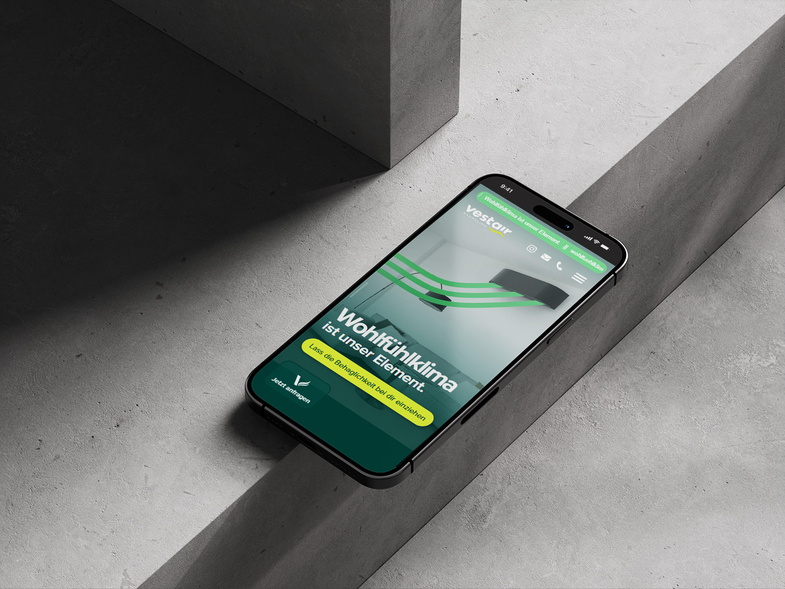 Smartphone, dass auf einer Betonstiege liegt und die Vestair-Website zeigt, auf der eine Klimaanlage zu sehen ist