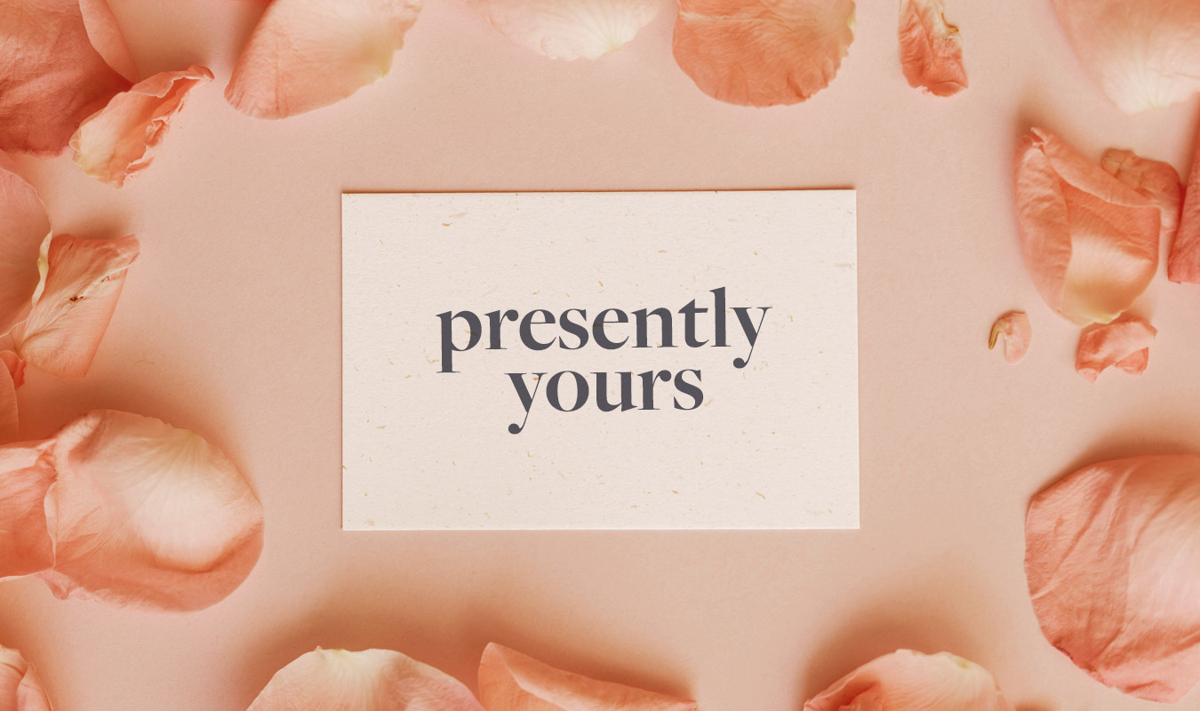 Antares Advertising - Projekt Desina - Grafik zeigt eine Naturpapierkarte mit dem Slogan "Presently Yours" umringt von Rosenblättern