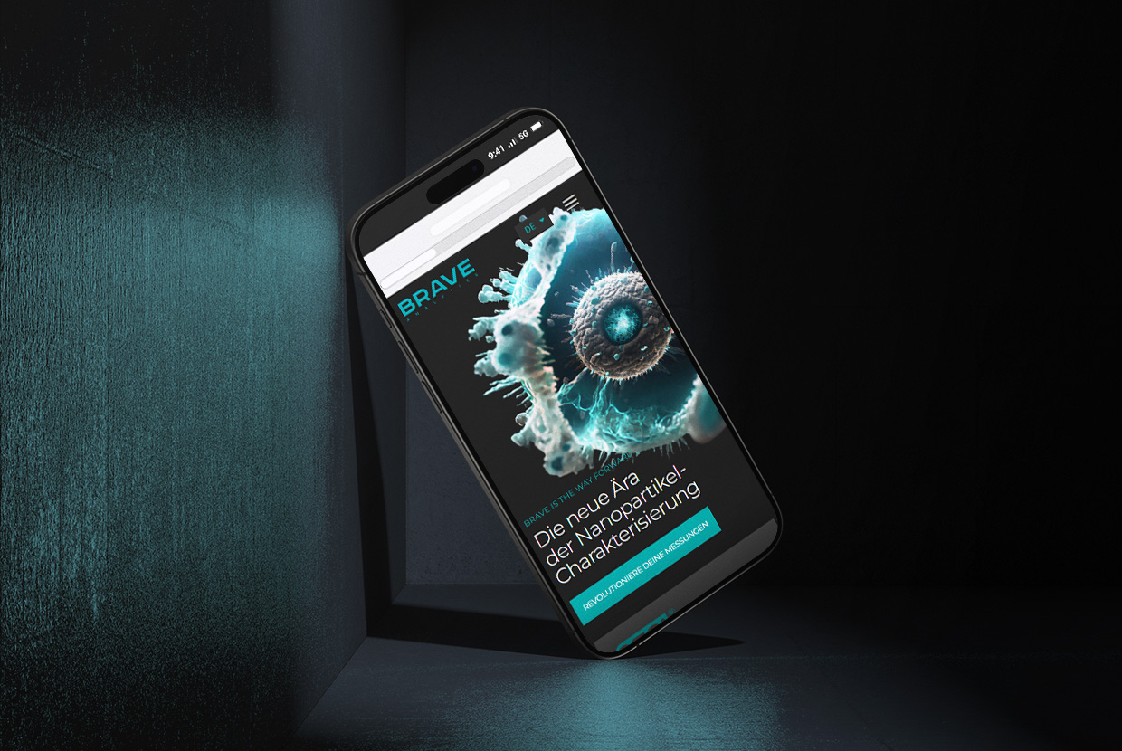 Mockup zeigt ein Smartphone, das an einer Wand lehnt und den Headerbereich der BRAVE Analytics Website zeigt