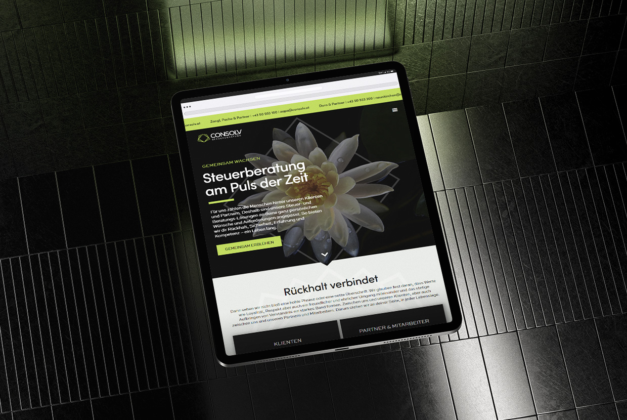 Mockup zeigt ein Tablet über einer metallischen Oberfläche schwebt und den Headerbereich der CONSOLV Website zeigt