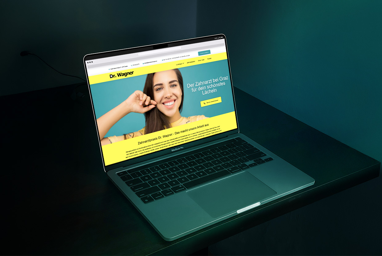 Mockup zeigt einen aufgeklappten Laptop der auf einem dunklen Schreibtisch steht und den Headerbereich der Dr. Wagner Website zeigt