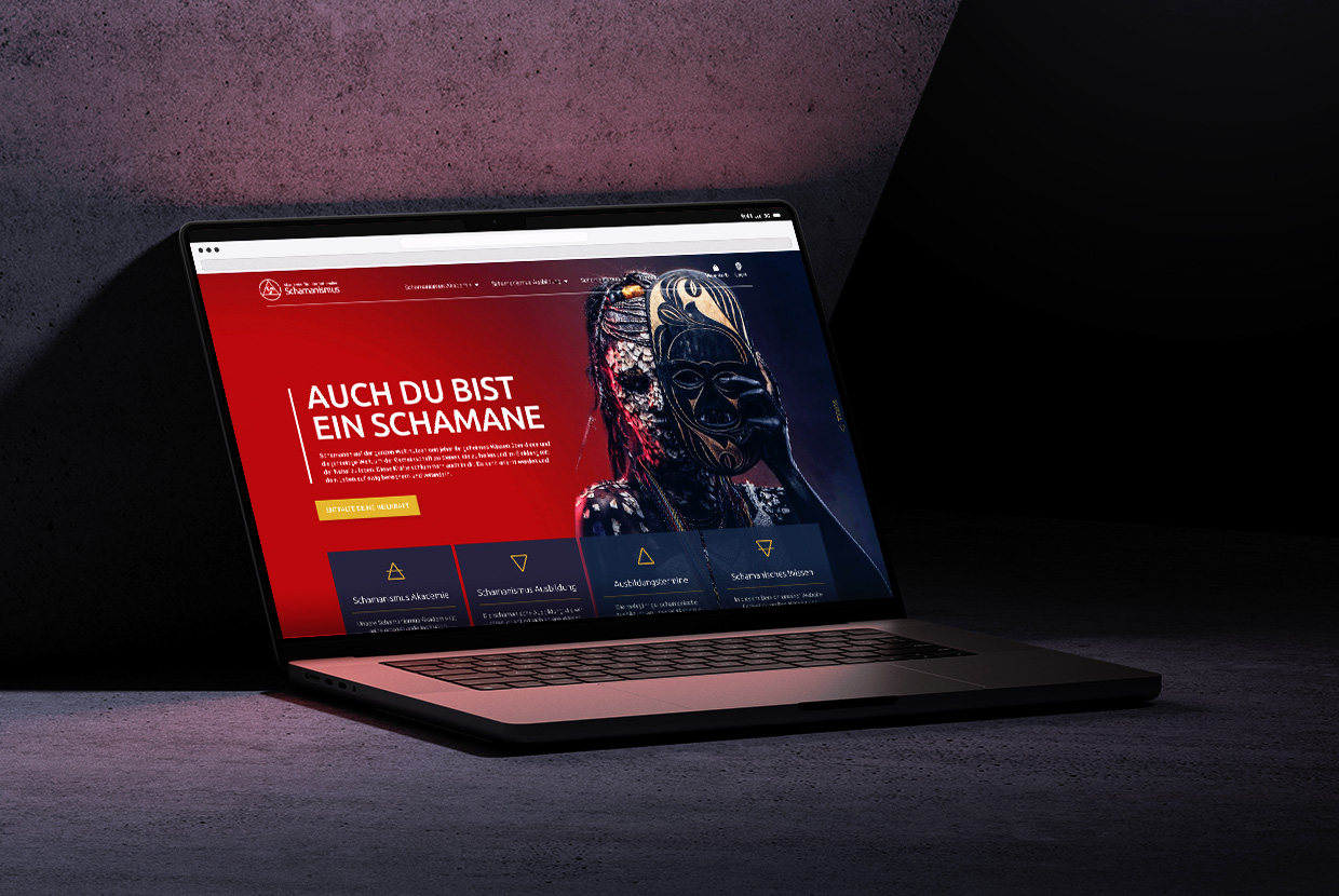 Mockup zeigt einen aufgeklappten Laptop der neben einer Betonwand steht und den Headerbereich der IACFS Website zeigt