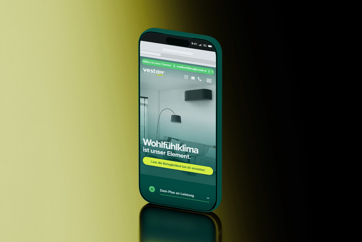 Mockup zeigt ein Smartphone das auf einer spiegelnden Fläche steht und den Headerbereich der Vestair Raumklima Website zeigt